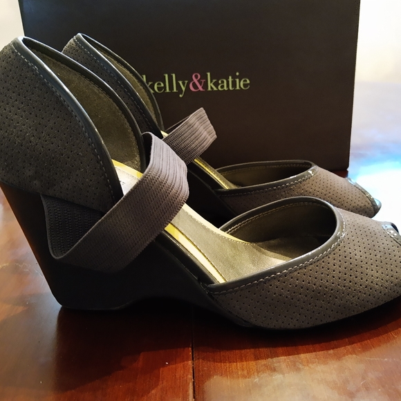 Kelly & Katie Shoes - Kelly & Katie size 9 gray 3 inch heels